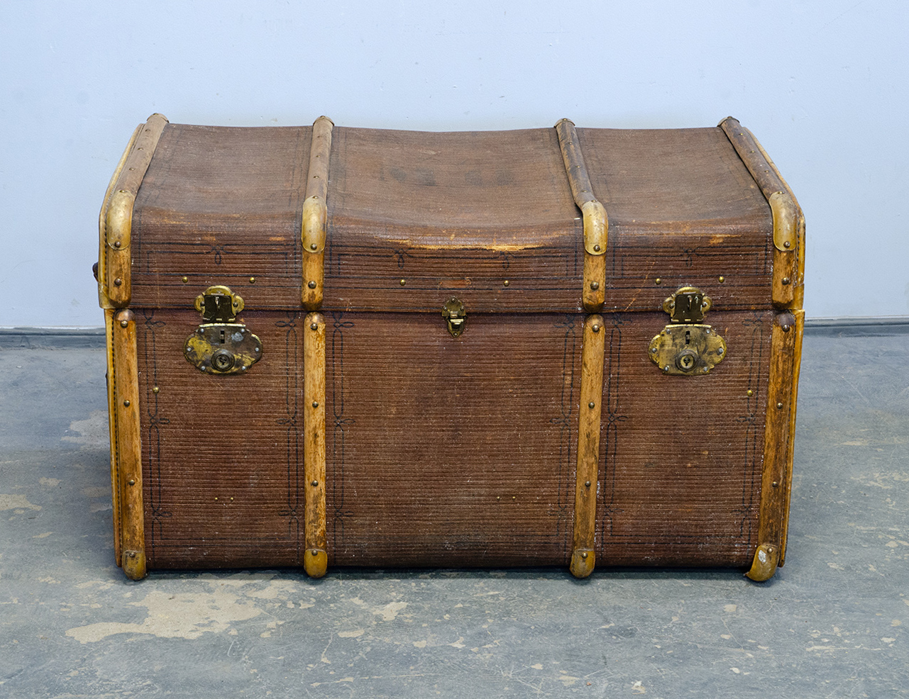 Антикварный дорожный сундук