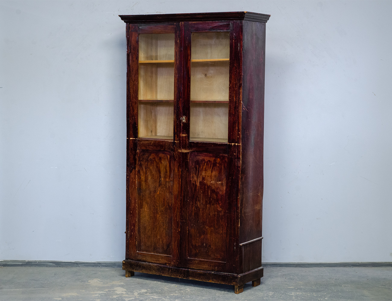 Старинный книжный шкаф